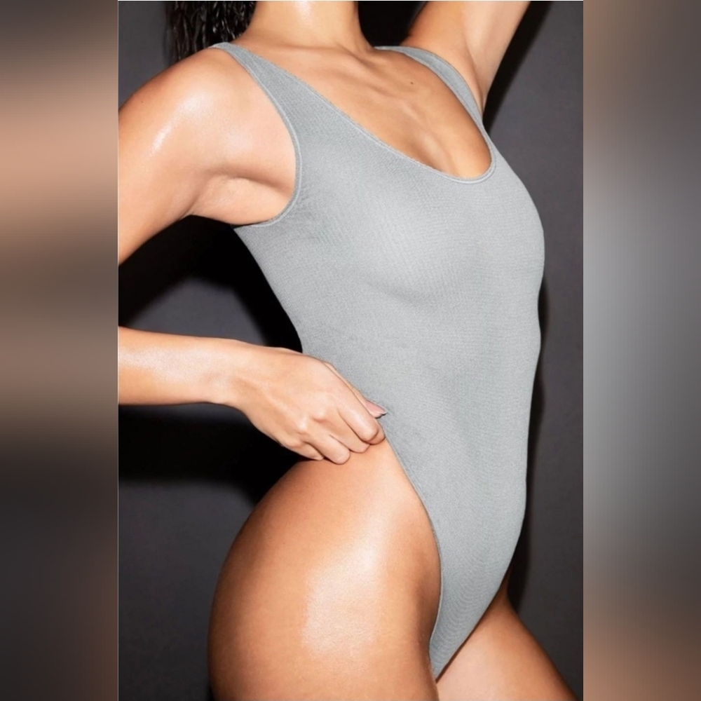 RUN SMALL NWOT SKIMS Stretch Rib Scoop Neck Bodysuit  Sea Haze Grey 4X/5X